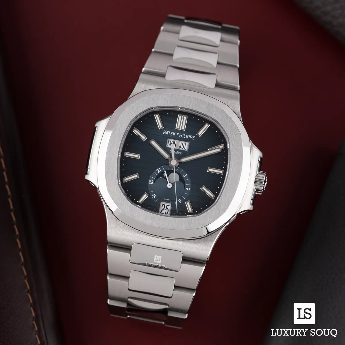 Patek Philippe Nautilus 5726/1A-014 Jahreskalender Mondphasen Edelstahl mit blauem Verlaufszifferblatt