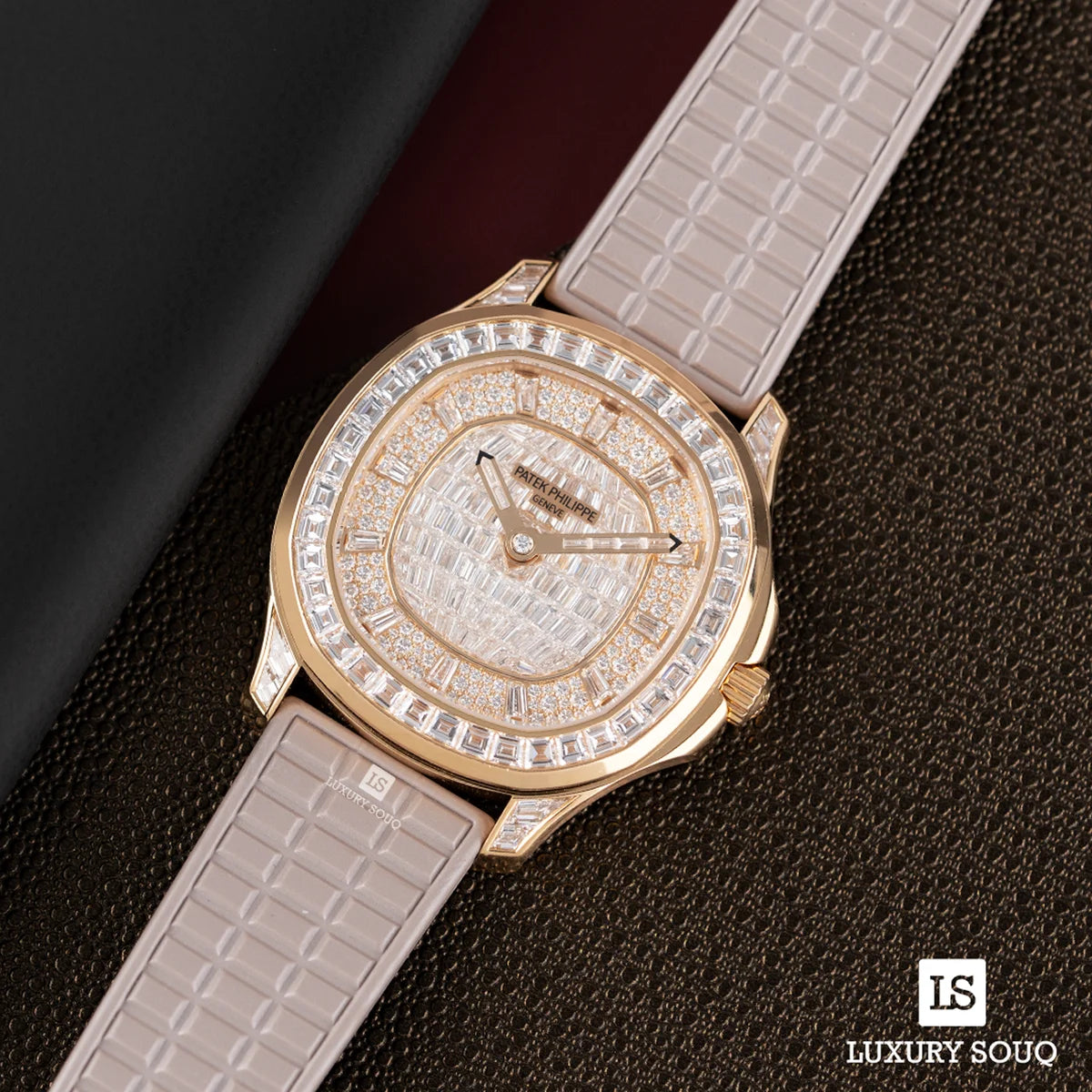 ساعة يد نسائية Patek Philippe Aquanaut 5062/450R-001 Luce Haute Joaillerie 38.8 Mm ذهب وردي 18 قيراط أحزمة مطاطية بيج لؤلؤي